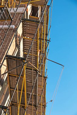 İskele, inşaat sırasında bir binanın yapısını desteklemek için geçici bir yapı olarak kullanılır. Ayrıca işçiler için de bir çalışma platformu olarak kullanılır..