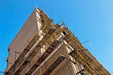 İskele, inşaat sırasında bir binanın yapısını desteklemek için geçici bir yapı olarak kullanılır. Ayrıca işçiler için de bir çalışma platformu olarak kullanılır..