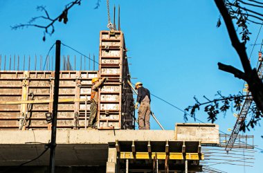 Dnepropetrovsk, Ukrayna - 11.30.2021: İşçiler bir konut inşaatı sırasında metal form oluşturuyorlar.