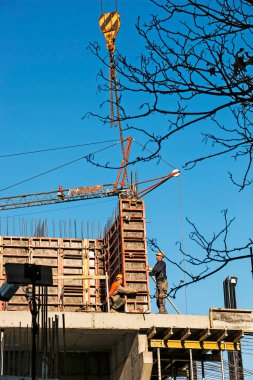 Dnepropetrovsk, Ukrayna - 11.30.2021: İşçiler bir konut inşaatı sırasında metal form oluşturuyorlar.