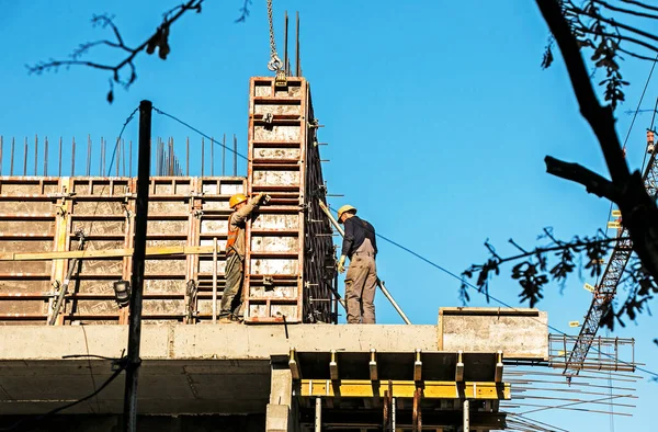 Dnepropetrovsk, Ukrayna - 11.30.2021: İşçiler bir konut inşaatı sırasında metal form oluşturuyorlar.