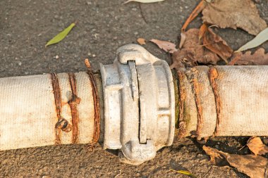 Bir bağlantı ve kablo kullanarak göletten su pompalamak için boruların bağlantısı. Zamanla, kablolar paslanır ve borular sızar..