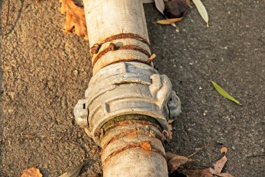 Bir bağlantı ve kablo kullanarak göletten su pompalamak için boruların bağlantısı. Zamanla, kablolar paslanır ve borular sızar..