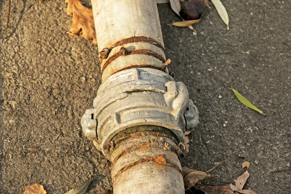 Bir bağlantı ve kablo kullanarak göletten su pompalamak için boruların bağlantısı. Zamanla, kablolar paslanır ve borular sızar..