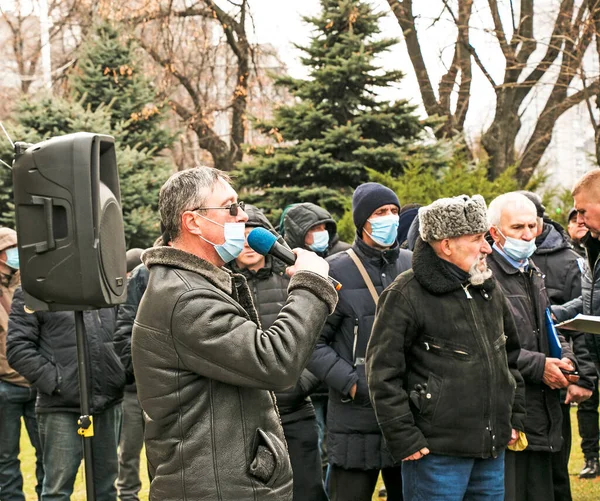 Dnepropetrovsk, Ukrayna - 12.02.2021: Ayrımcılık yasasına karşı Dnepropetrovsk bölgesi maluliyet örgütlerinin mitingi. Mitingler Ukrayna 'nın tüm bölgelerinde gerçekleşiyor..