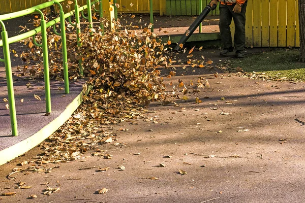 Čištění Suchých Listů Větrným Mlýnem Městský Dělník Uklízí Městský Park — Stock fotografie