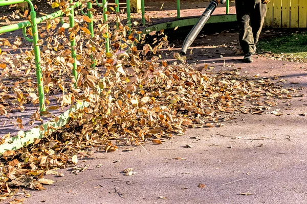 Yel Değirmeniyle Kuru Yaprakları Temizlemek Bir Belediye Çalışanı Şehir Parkını — Stok fotoğraf
