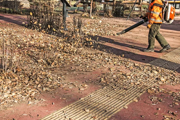 Очищення Сухих Листя Вітряком Муніципальний Працівник Прибирає Міський Парк Підготовка — стокове фото