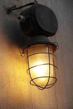 Açık hava lambasının arkaplan görüntüsü, kablolu klasik bir ampule odaklan. Boşluğu kopyala.