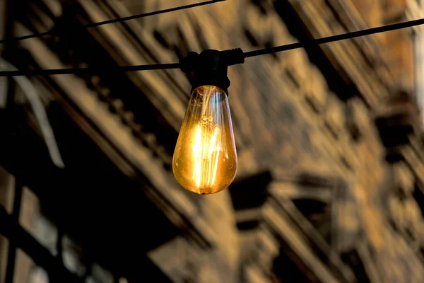 Achtergrondbeeld Van Een Buitenlamp Focus Een Klassieke Gloeilamp Met Bedrading — Stockfoto