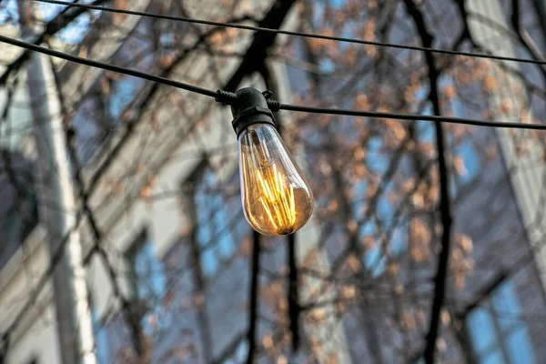 Obraz Tła Lampy Zewnątrz Ostrość Klasycznej Żarówce Okablowaniem Przestrzeń Kopiowania — Zdjęcie stockowe