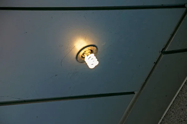 Bakgrundsbild Utomhuslampa Fokus Klassisk Glödlampa Med Ledningar Kopiera Utrymme — Stockfoto