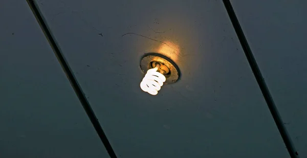 户外灯的背景图片 聚焦在一个带有电线的经典灯泡上 复制空间 — 图库照片