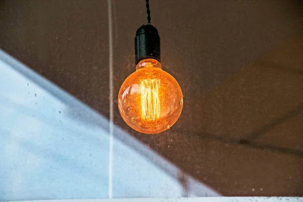 Açık Hava Lambasının Arkaplan Görüntüsü Kablolu Klasik Bir Ampule Odaklan — Stok fotoğraf