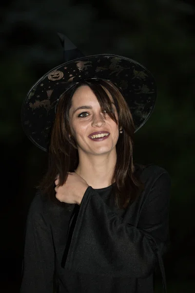 Retrato Una Joven Con Sombrero Puntiagudo Ala Ancha Chica Lleva —  Fotos de Stock