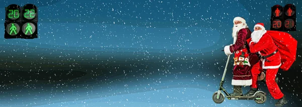 Noworoczny Kolaż Dwa Mikołaje Skuterze Rower Torbami Prezentów Śnieżnej Drodze — Zdjęcie stockowe