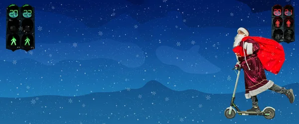 Колаж Нового Року Санта Клаус Їде Скутері Сумкою Подарунками Сніговому — стокове фото
