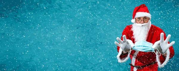 圣诞老人解释了在大脑皮层病毒大流行期间戴口罩的重要性 雪地背景下的新年贺卡 — 图库照片