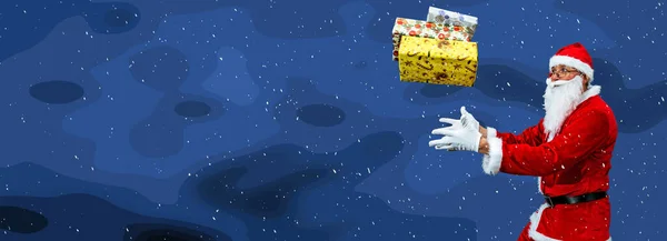 Neujahrs Collage Weihnachtsmann Der Vor Verschneitem Hintergrund Mit Geschenken Jongliert — Stockfoto