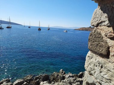 Bodrum 'daki Aziz Peter Kalesi' nin duvarında yatları olan deniz manzarası. Türkiye.