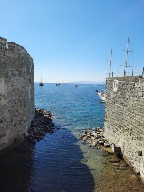 Bodrum 'daki Aziz Peter Kalesi' nin duvarında yatları olan deniz manzarası. Türkiye.