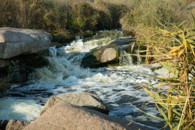 Ukrayna 'daki Tokovsky şelalesinin uğuldayan suları. Bu, dünyadaki tek bozkır şelalesidir..
