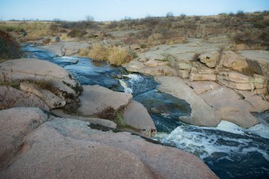 Ukrayna 'daki Tokovsky şelalesinin uğuldayan suları. Bu, dünyadaki tek bozkır şelalesidir..