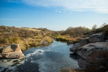 Ukrayna 'daki Tokovsky şelalesinin uğuldayan suları. Bu, dünyadaki tek bozkır şelalesidir..
