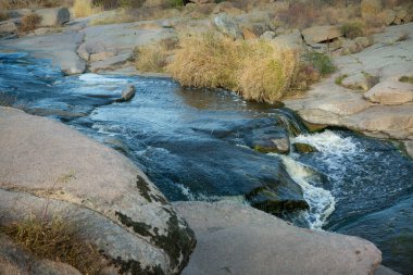 Ukrayna 'daki Tokovsky şelalesinin uğuldayan suları. Bu, dünyadaki tek bozkır şelalesidir..
