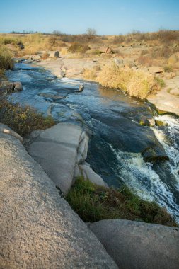 Ukrayna 'daki Tokovsky şelalesinin uğuldayan suları. Bu, dünyadaki tek bozkır şelalesidir..