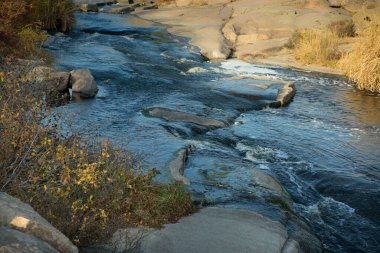 Ukrayna 'daki Tokovsky şelalesinin uğuldayan suları. Bu, dünyadaki tek bozkır şelalesidir..