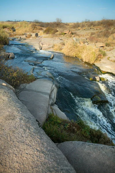 Ukrayna 'daki Tokovsky şelalesinin uğuldayan suları. Bu, dünyadaki tek bozkır şelalesidir..