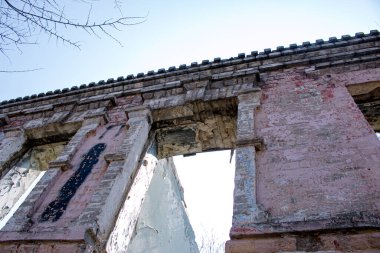 Ukrayna 'nın Dnepropetrovsk kentindeki eski bir 19. yüzyıl evinin manzarası mahvoldu. Çerçevesiz pencere açılışlarının görüntüsü.