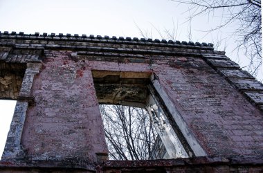 Ukrayna 'nın Dnepropetrovsk kentindeki eski bir 19. yüzyıl evinin manzarası mahvoldu. Çerçevesiz pencere açılışlarının görüntüsü.