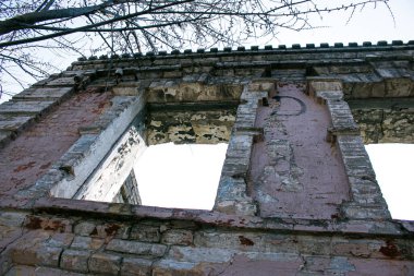 Ukrayna 'nın Dnepropetrovsk kentindeki eski bir 19. yüzyıl evinin manzarası mahvoldu. Çerçevesiz pencere açılışlarının görüntüsü.
