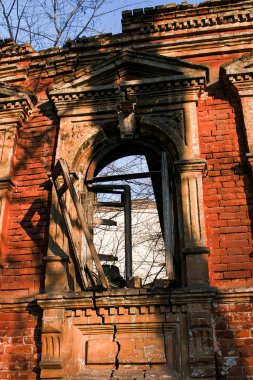 Ukrayna 'nın Dnepropetrovsk kentindeki eski bir 19. yüzyıl evinin manzarası mahvoldu. Çerçevesiz pencere açılışlarının görüntüsü.