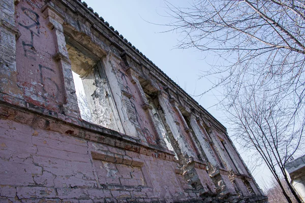 ウクライナのDnepropetrovsk市の古い19世紀の家の廃墟ビュー 枠のない窓開口部の表示 — ストック写真