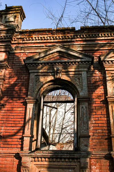 Zniszczony Widok Starego Dziewiętnastowiecznego Domu Mieście Dniepropietrowsk Ukraina Widok Otworów — Zdjęcie stockowe