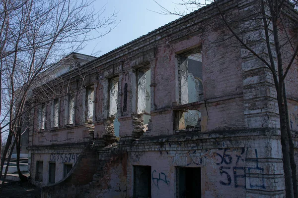 Ukrayna 'nın Dnepropetrovsk kentindeki eski bir 19. yüzyıl evinin manzarası mahvoldu. Çerçevesiz pencere açılışlarının görüntüsü.