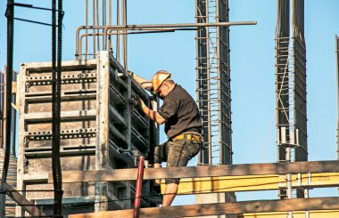 Dnepropetrovsk, Ukrayna - 10.30.2021: Yüksek binaların inşaatı. İşçiler beton dökmek için hazırlık yapıyorlar.