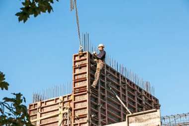 Dnepropetrovsk, Ukrayna - 10.30.2021: Yüksek binaların inşaatı. İşçiler beton dökmek için hazırlık yapıyorlar.