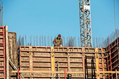 Dnepropetrovsk, Ukrayna - 10.30.2021: Yüksek binaların inşaatı. İşçiler beton dökmek için hazırlık yapıyorlar.