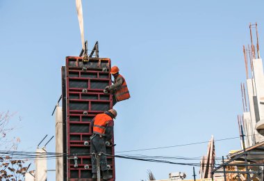 Dnepropetrovsk, Ukrayna - 10.25.2021: Konut inşaatı sırasında güçlendirilmiş beton sütunlar için hazırlık ve montaj.