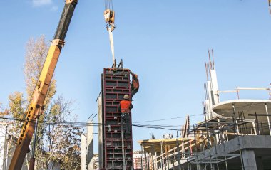 Dnepropetrovsk, Ukrayna - 10.25.2021: Konut inşaatı sırasında güçlendirilmiş beton sütunlar için hazırlık ve montaj.