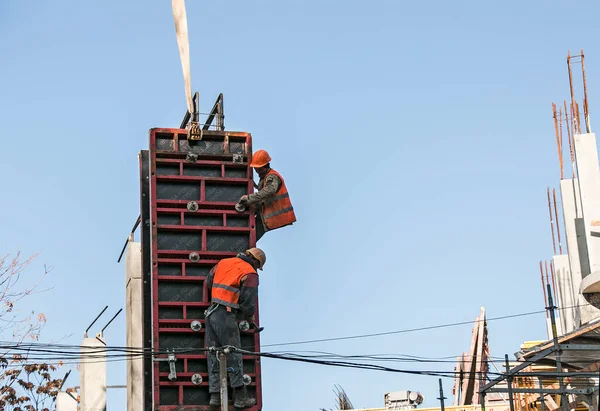 Dnepropetrovsk, Ukrayna - 10.25.2021: Konut inşaatı sırasında güçlendirilmiş beton sütunlar için hazırlık ve montaj.