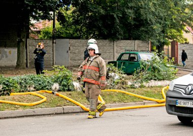 Dnepropetrovsk, Ukrayna -09.20.2021: Beş katlı bir binada yangın. Acil Durum Bakanlığının özel muhabiri yangın hakkında bir rapor hazırlıyor..