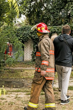 Dnepropetrovsk, Ukrayna -09.20.2021: Beş katlı bir binada yangın. İtfaiyeciler yangını söndürmeye hazırlanıyor..