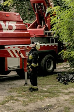 Dnepropetrovsk, Ukrayna -09.20.2021: Beş katlı bir binada yangın. İtfaiyeciler yangını söndürmeye hazırlanıyor..