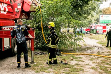 Dnepropetrovsk, Ukrayna -09.20.2021: Beş katlı bir binada yangın. İtfaiyeciler yangını söndürmeye hazırlanıyor..