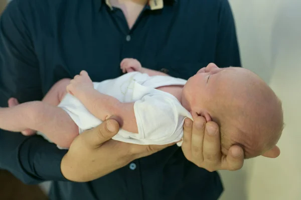 Baba Yeni Doğan Bebeği Kollarında Tutuyor Babalık Kavramınız Kutlu Olsun — Stok fotoğraf